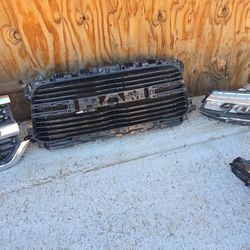 2019-2024 DODGE RAM 2(contact info removed) GRILLE ASSEMBLY OEM FRONT CENTER GRILLE (contact info removed)5AF