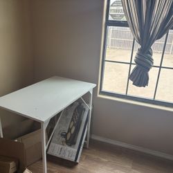 Mesitas una de 32” y otra de 48”  las dos por $25 pueden usarse como escritorios o mesas  📍Alton