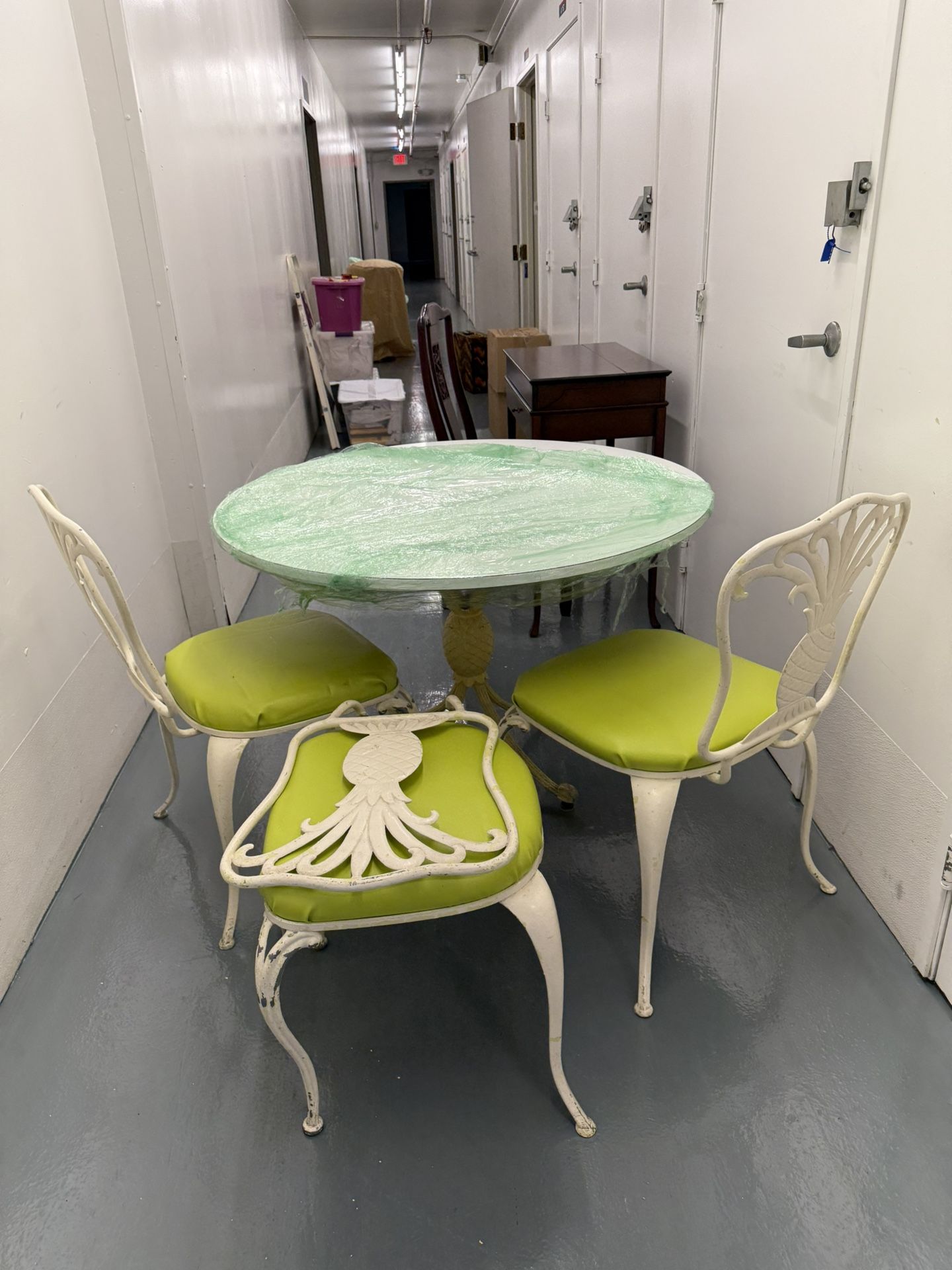 Vintage Pineapple Patio Table/Chairs
