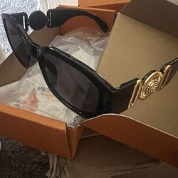 Glasses with carrying pouch