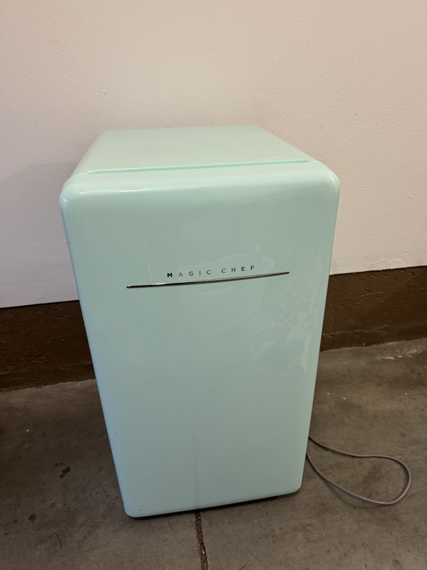 Magic chef Vintage Style Mini fridge