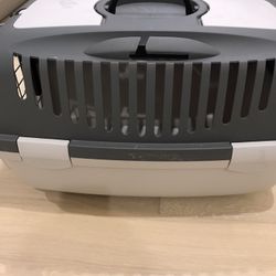 Pet kennel/pet carrier