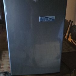 Whirpool Mini  Refrigerator 4.3 Cu.ft