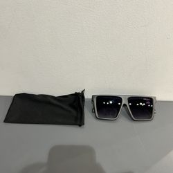 LV Sunglasses Unisex Used Yes Trades 