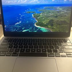 MacBook Air (Silver) , M1 2020 (Great Condition!!)