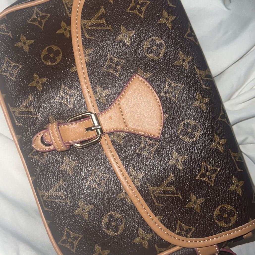 LV Messenger Bag for Sale in Clovis, CA - OfferUp