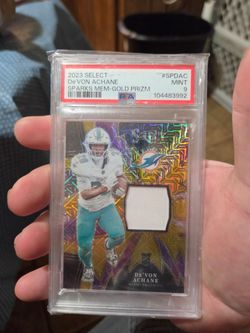 2023 PANINI SELECT SPARKS MEMORABILIA #SPDAC De'VON ACHANE SPARKS MEM-GOLD PRIZM PSA 9