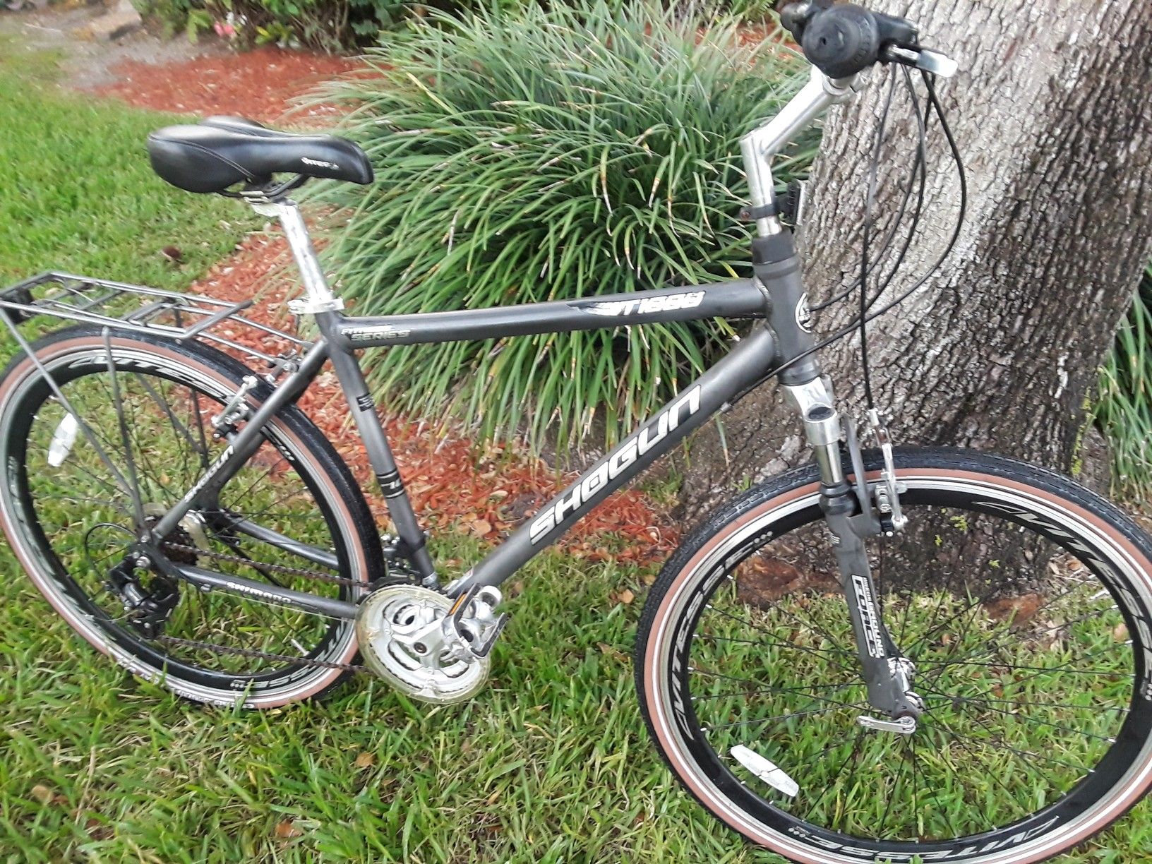 KENT SHOGUN T1000 HYBRID BIKE. EXCELLENT CONDITION.