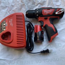 Milwaukee M12 12V Lithium-Ion Cordless 3/8 in. Drill/Driver Kit