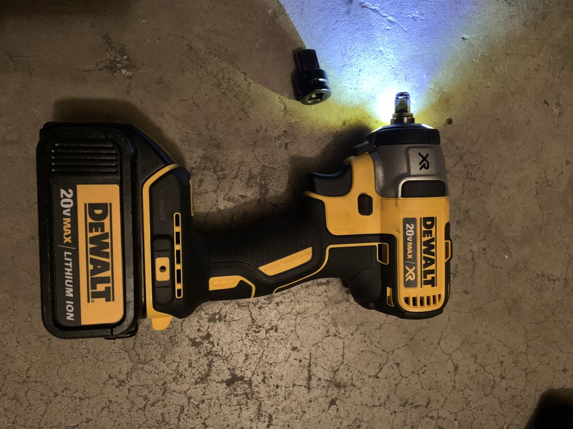 Impact Wrench Dewalt DCF890 With Battery