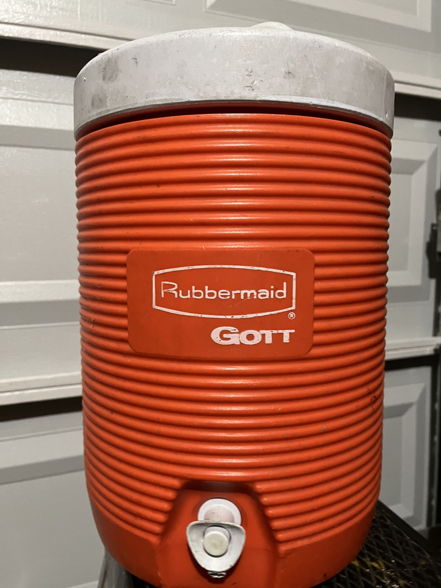 rubbermaid gallon