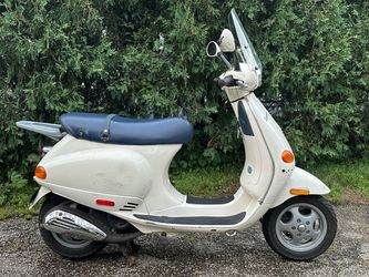 2001 Vespa ET4 150cc four stroke, nice shape, runs and rides great!