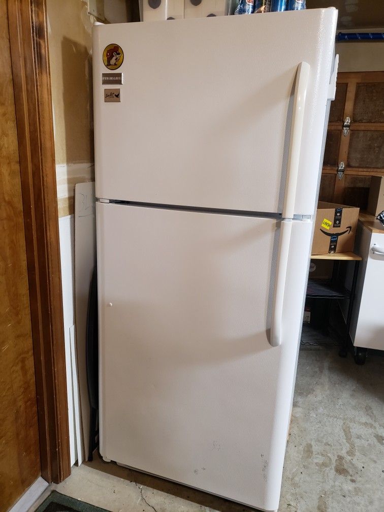 Frigidaire Refrigerator. Ice Cold.