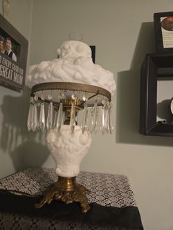 VINTAGE Beautiful White Milk Glass Lamp.
