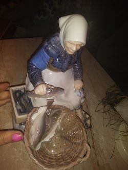 Bing & Grondahl Kjobenhaven WOMEN FISH MONGER