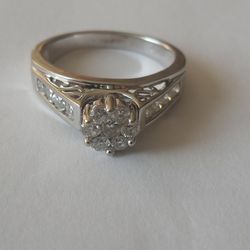 Beautiful 14kt White Gold Diamond Wedding Ring. 15 Diamond Count