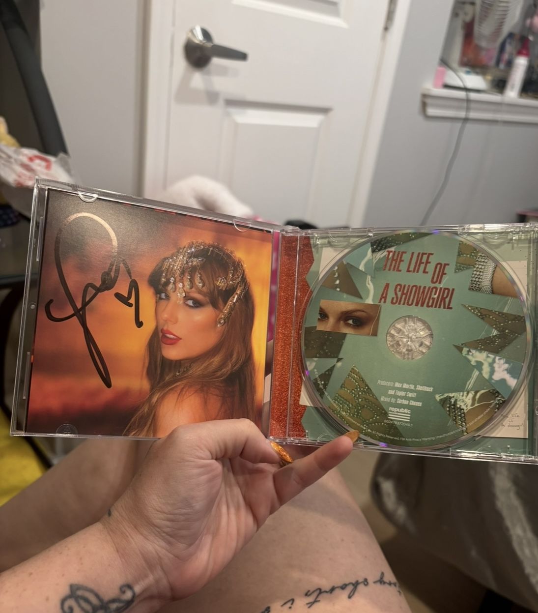 Taylor Swift Life Of A Showgirl Autograph Cd