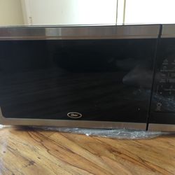 Oster Micro Wave Oven In Good Condition 