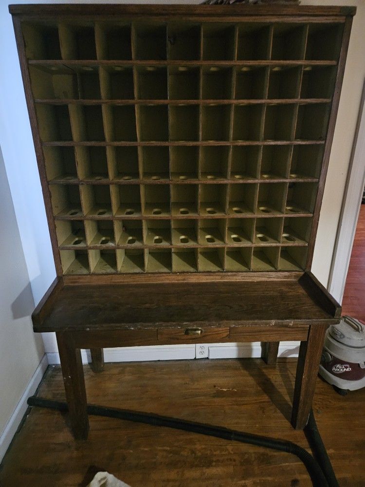 https://offerup.co/faYXKzQFnY?$deeplink_path=/redirect/ Office Mail Sorting Desk S.N. 27295