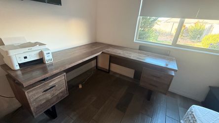 Office desk 6’x6’