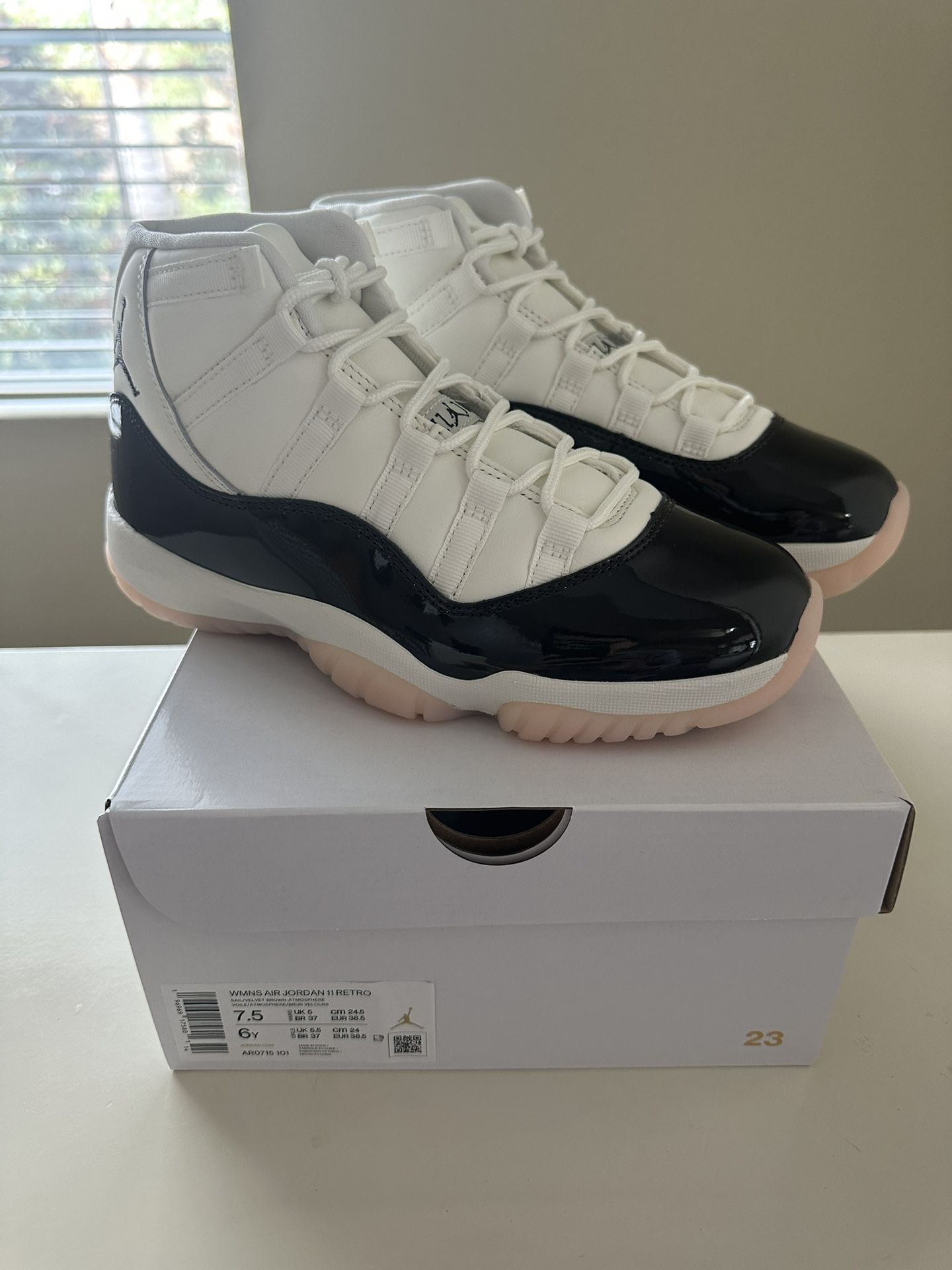 Women’s Jordan 11 Neapolitan, Size 7.5