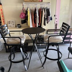 Table And Nice Chairs For Garden Or Pool 