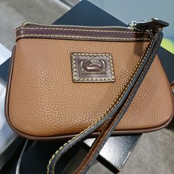 BRAND NEW DONNEY & BOURKE WRISTLET WALLET .......😁😊😍