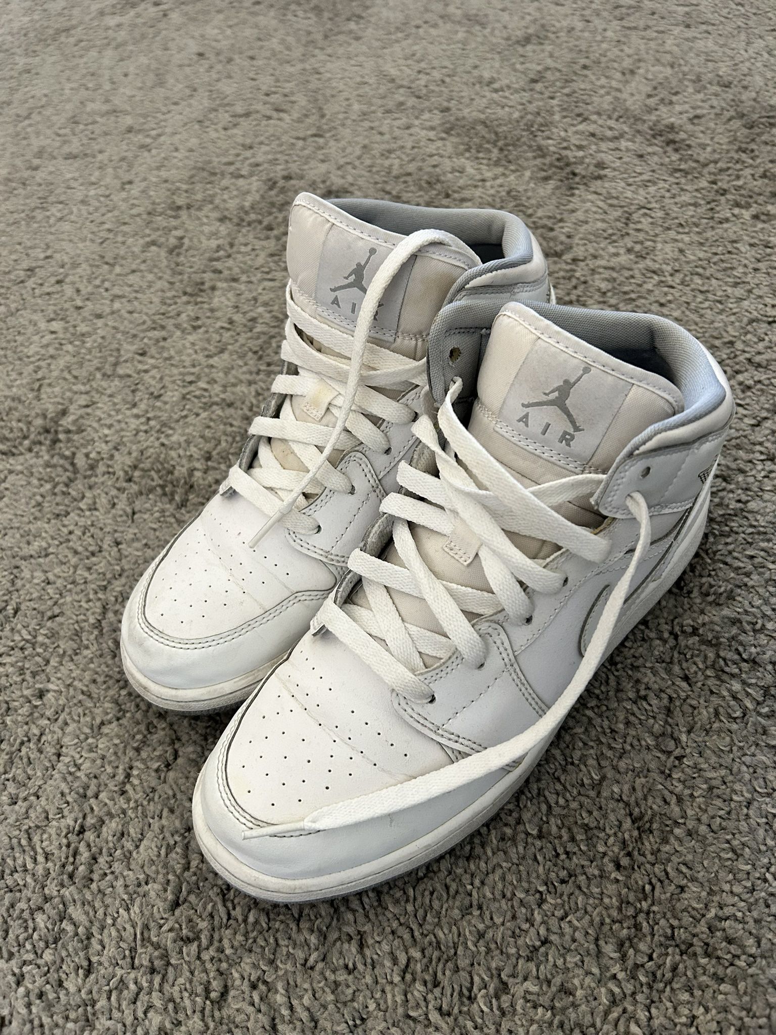 Air Jordan 1 Mid 'White Wolf Grey