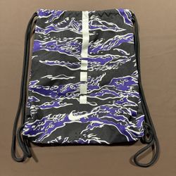 Nike Drawstring Backpack Sackpack Bag Purple Black Print Zip Pocket Reflective