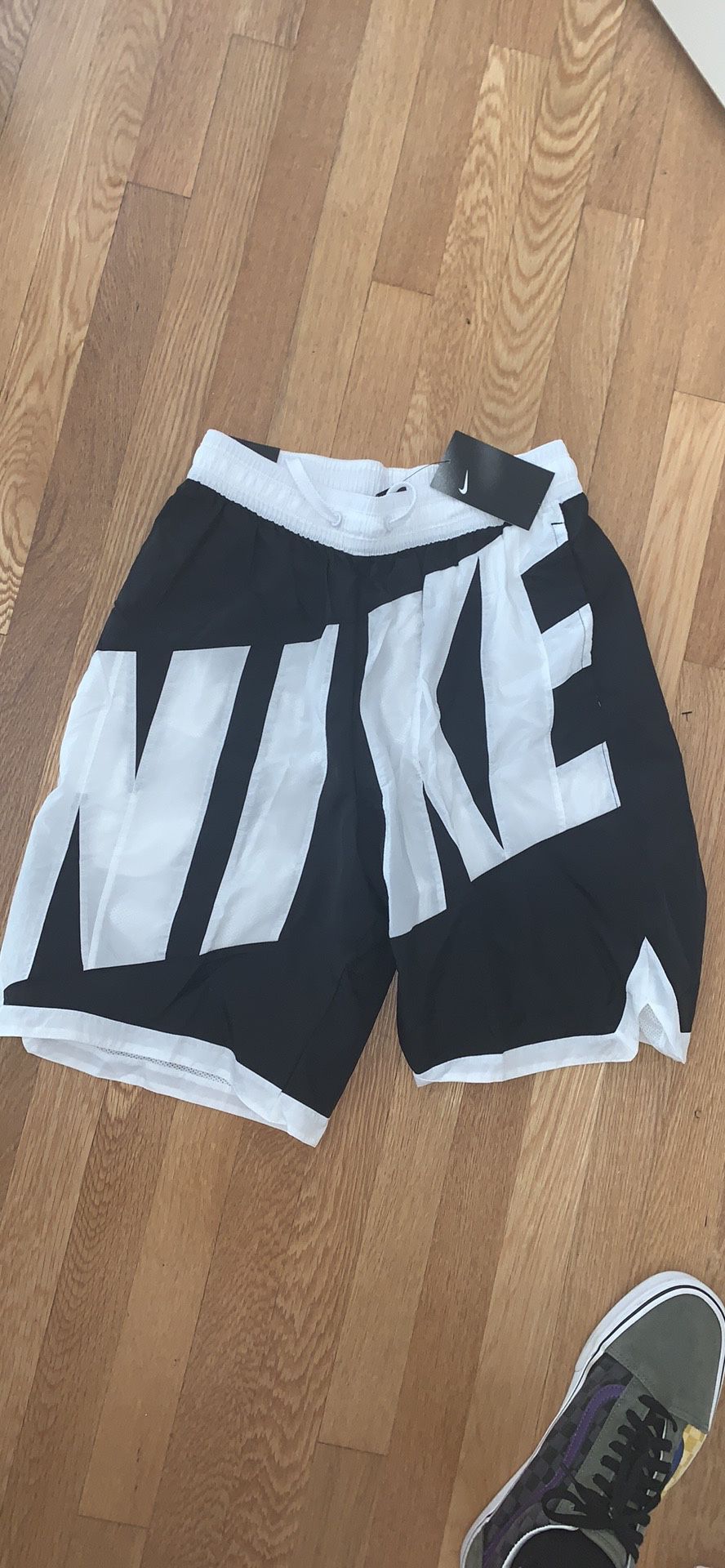 Men’s Nike basketball shorts size medium brand new!!