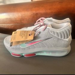 Basketball shoes
