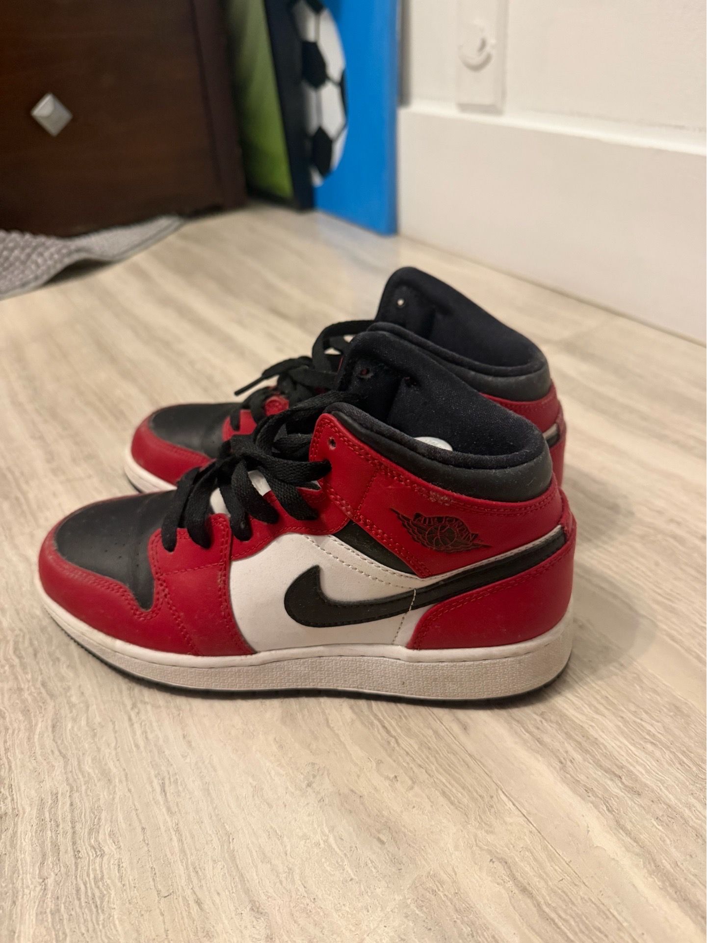 Jordan 1 mid Chicago black toe