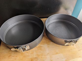 Set of 2, 9" and 10" spring form pans