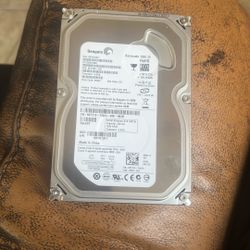 Seagate Barracuda 7200.10 hard drive, with a capacity of 250 GB. It's a Serial ATA (SATA) drive with a spindle speed of 7200 RPM.