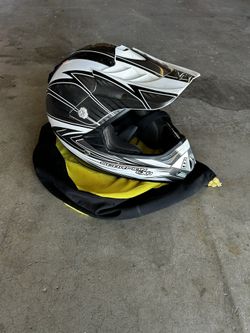 DIRT BIKE RIDING HELMET