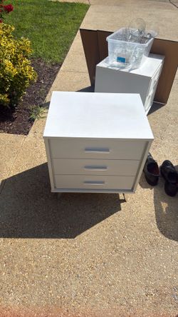 2 White end table