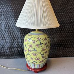 VINTAGE Yellow Ceramic Chinoiserie Ginger Jar Table Lamp on Cherry Wood Base (w/ lampshade & bulb)