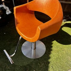 Stylist Chair In Great Condition. Bought It On https://offerup.com/redirect/?o=T3ZlcnN0b2NrLkNvbQ== For Four Dollars Selling It For 175.