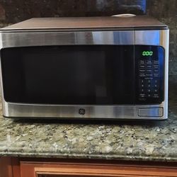 GE Stainless Steel Microwave 950 Watts. In Great Condition & Super Clean