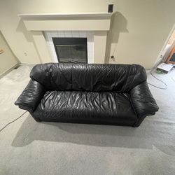 Black Leather Couch  Excellent Condition. 