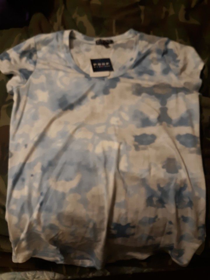 Women's Shirt Size Medium
