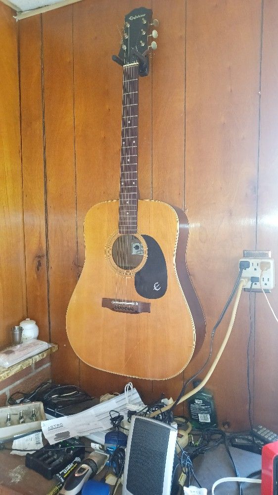 EPIPHONE DREADNOUGHT GUITAR 