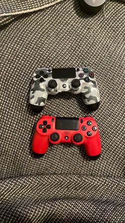 2 DualShock PS4 Controllers