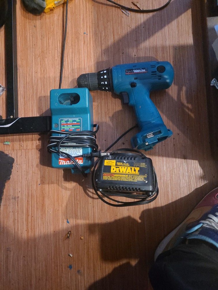 Makida 6213D Drill / 2 Battety Chargers