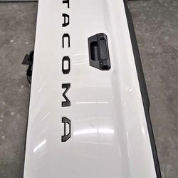 Toyota Tacoma tailgate 2024-2025
