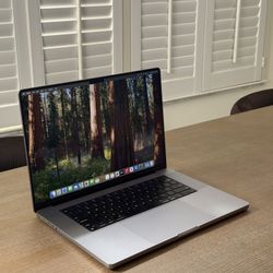MacBook Pro 16” M2 Max (2023) – 64GB RAM – 1TB SSD