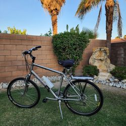 Premium Marin Redwood Comfort Hybrid for sale. In mint condition, ridden only twice.
