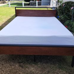 Beutiful Queen Bed With Good Mattress