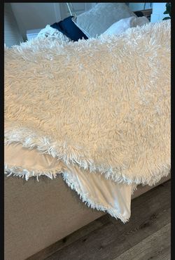 Beautiful White Throw Blanket - Like New!