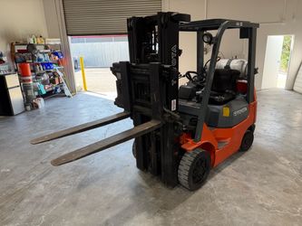 Toyota Propane Forklift 4000 lb triple mast w/ side shift (low hours!)